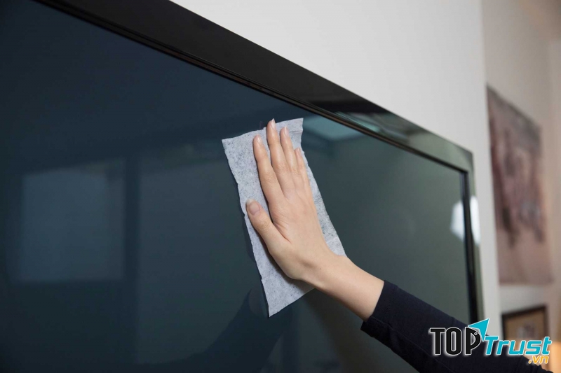 Vệ sinh mặt kính tivi, máy tính