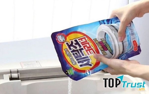 Một gói bột chuyên dụng để vệ sinh máy giặt có giá khoảng 36.000 đồng có bày bán tại hầu hết các siêu thị (ảnh minh họa)