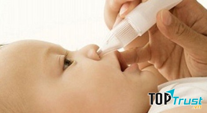 Vệ sinh mũi cho bé. (Nguồn internet)