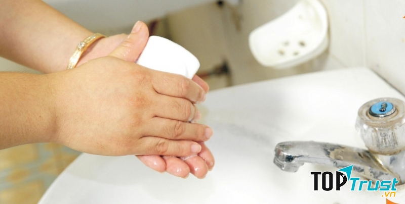Rửa tay bằng xà phòng diệt khuẩn.