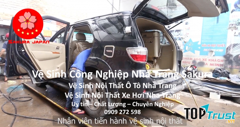 Nhân viên Sakura tiến hành vệ sinh xe