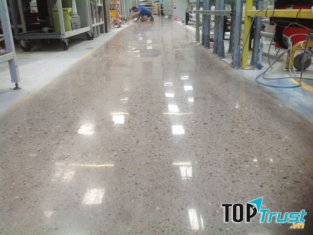 Mặt sàn sáng bóng sau khi sử dụng dịch vụ của Vệ sinh Tiến Dũng