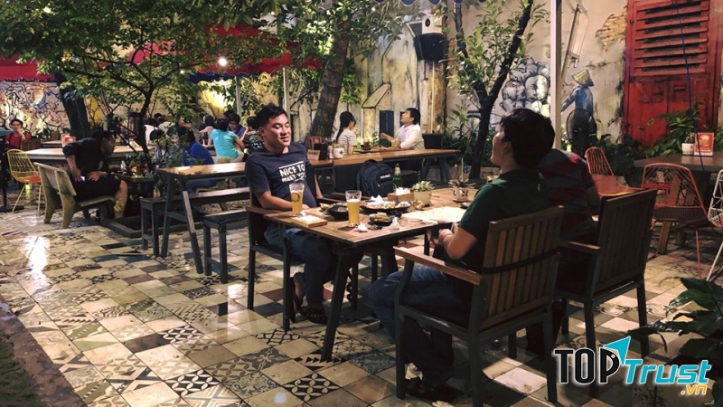 Thưởng thức bia trong vườn bia mùa hè