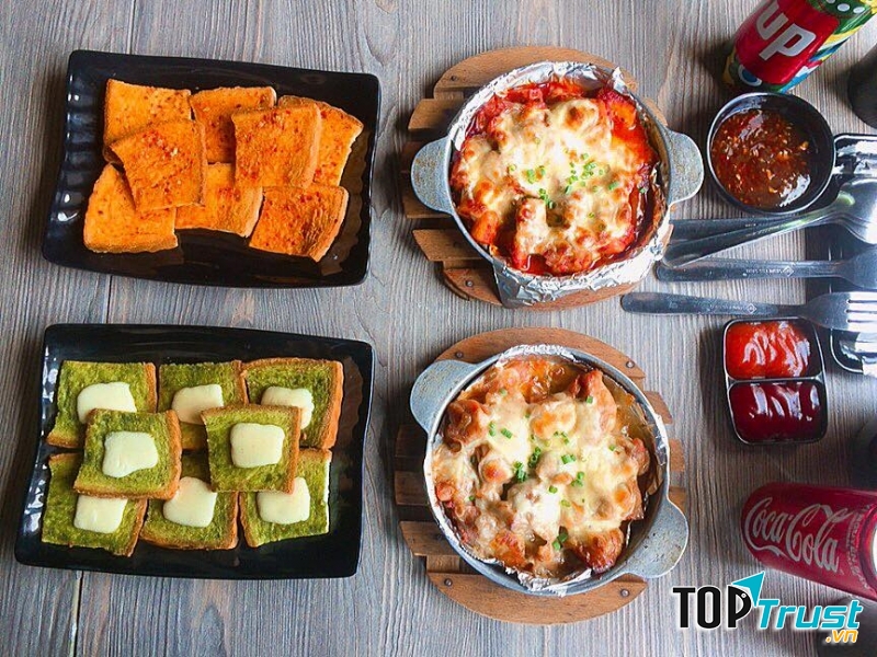 Điểm chung là các món gà phô mai tại ﻿Vee Ayy Food ﻿đều được chăm chút, khẩu phần khá nhiều.