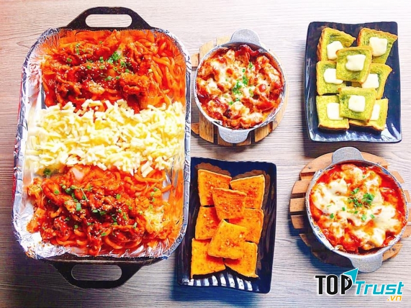 Đối với sự kết hợp giữa gà và phô mai, Vee Ayy Food đã mang đến rất nhiều sự chọn lựa hấp dẫn