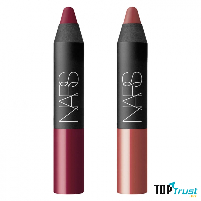 Dòng son bút NARS Velvet Matte Lip Pencil  là một loại son nổi tiếng từ lâu, được nhiều beauty gurus yêu thích được quảng cáo là dòng son lì lâu trôi, không làm khô môi nhờ thành phần Vitamin E cùng màu lên nổi bật, mịn như nhung.