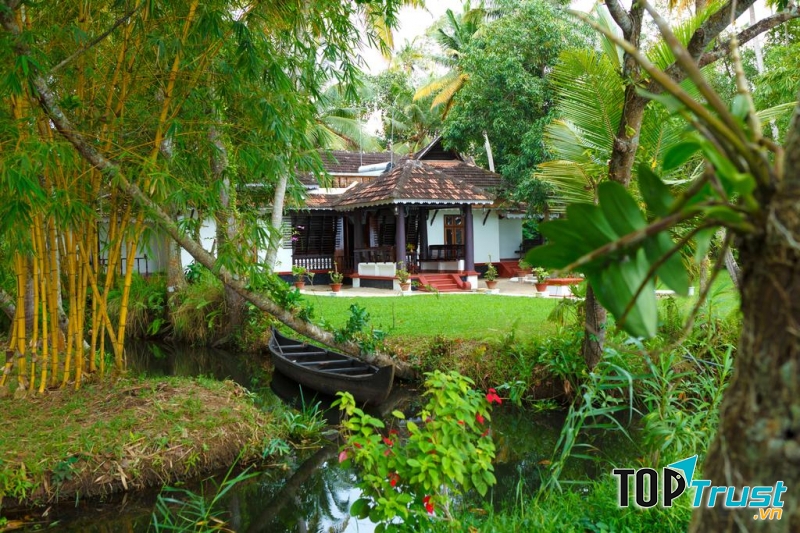 Đây là một ngôi nhà lâu đời được chủ nhà phục chế vô cùng đáng yêu.