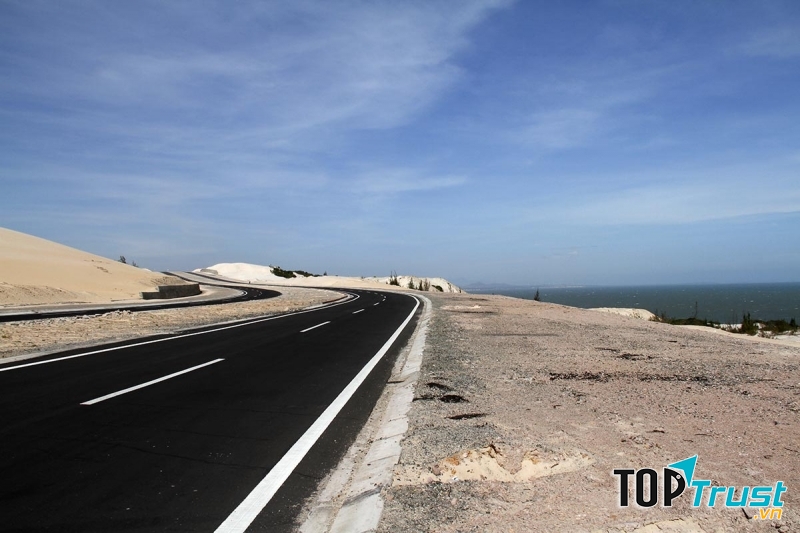 Những bờ cát trắng phau dọc hai bên đường tại nơi đây, sẽ khiến bạn ngây ngất bởi không gian mênh mông và ngập tràn cát trắng.