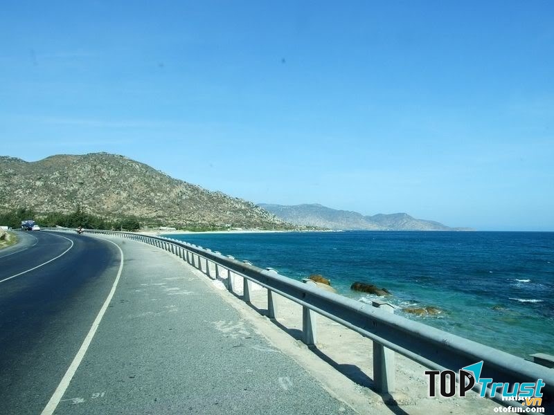Cung đường Cà Ná là một khung cảnh non cao nước biếc.
