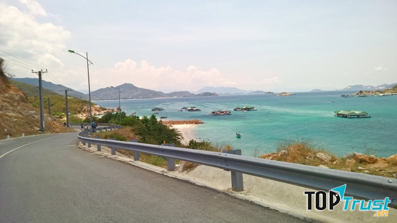 Cung đường Vĩnh Hy- Cam Ranh với một bên là núi, một bên là biển đã dệt nên bức tranh đẹp cho những ai thích chinh phục cái mới.﻿