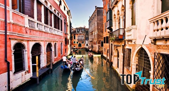Chèo thuyền ngắm Venice