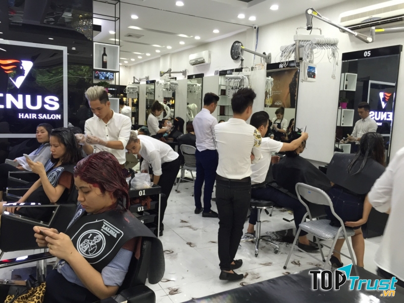 Salon có đầy đủ tất cả mọi trang thiết bị mới nhất, hiện đại nhất phục vụ cho việc làm tóc.