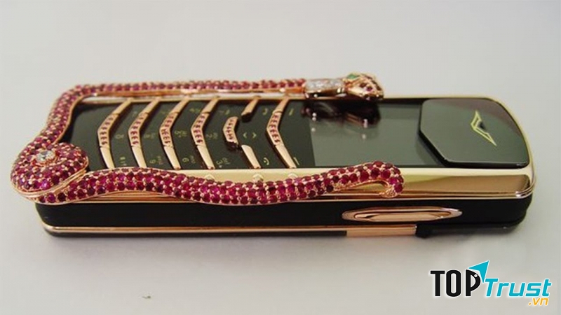 Được gắn 439 viên ruby. Giá trị Vertu Signature Cobra lên đến 360,000 USD