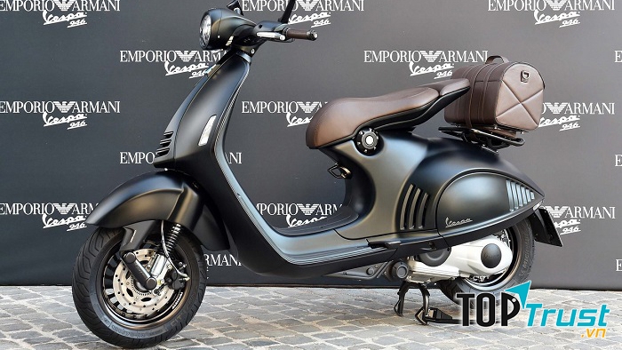 Vespa 946 Emporio Armani – Giá: 429 triệu đồng