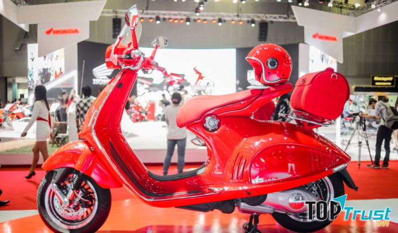 Vespa 946 RED – Giá: 429 triệu đồng