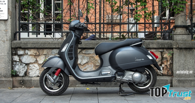 Vespa GTS Super ABS 300 Quasar – Giá: 129 triệu đồng