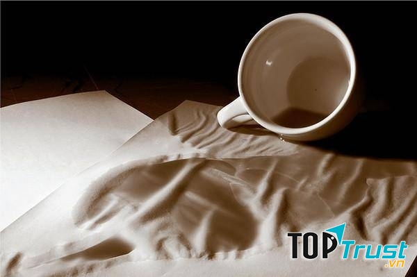 Vết bẩn cà phê trên áo rất khó làm sạch.