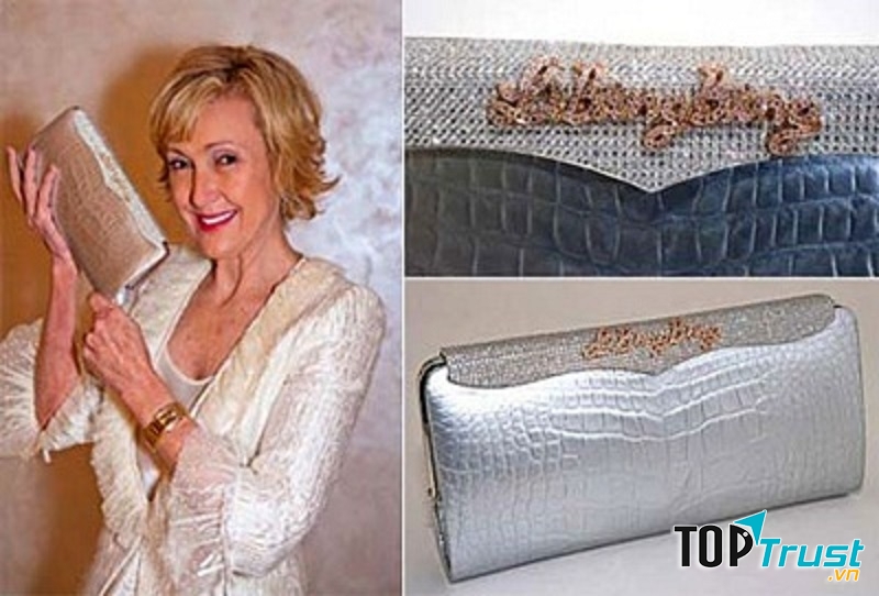 Có tới 18 carat vàng trắng và 1500 viên kim cương trắng, đen được đính trên túi.