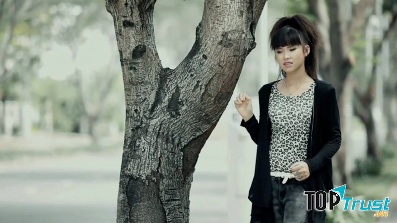 Hình ảnh ngày đầu của Khởi My Trong MV Vì sao