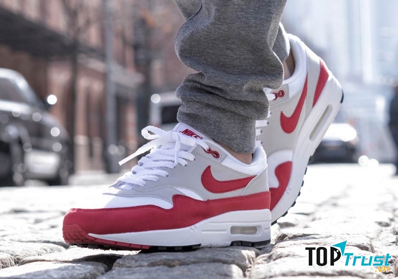 Đôi giày mang ý tưởng từ ngôi nhà trong suốt làm bằng kính