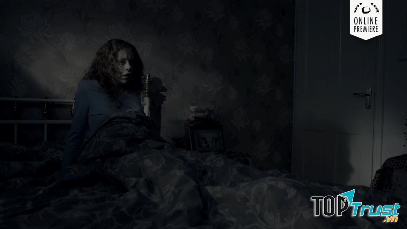 Cô gái sợ hãi khi biết rằng không chỉ có mình mình trong ngôi nhà