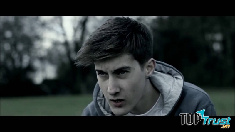 Chàng trai trẻ phải đối mặt với Slender Man