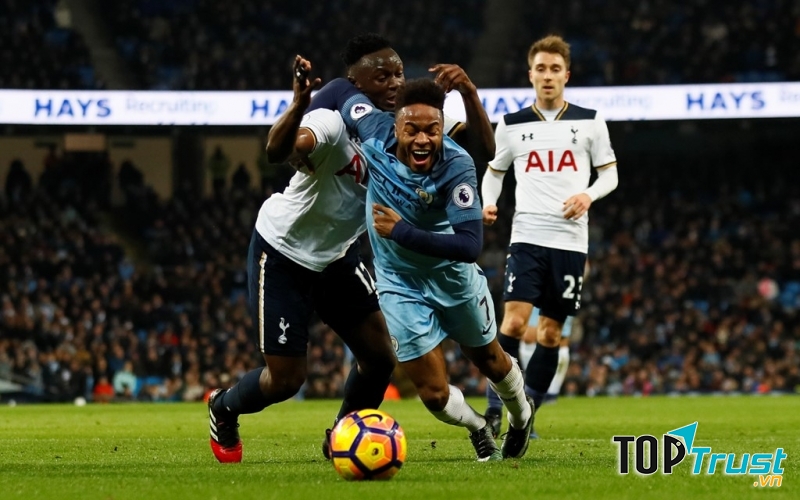 Tình huống Wanyama phạm lỗi với Sterling