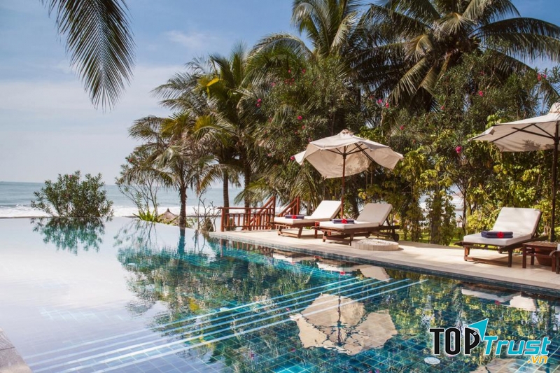 Bể bơi tại resort