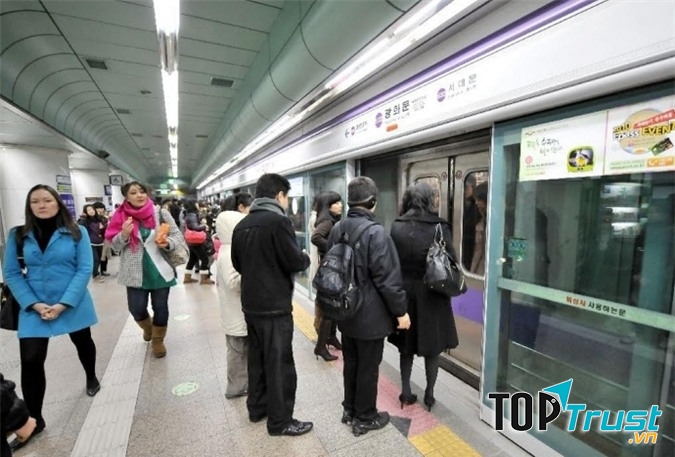 Tàu điện ngầm là một trong những phương tiện công cộng phổ biến nhất Hàn Quốc.