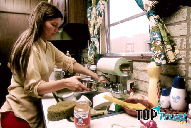 Các ông chồng nên giúp đỡ vợ trong công việc gia đình