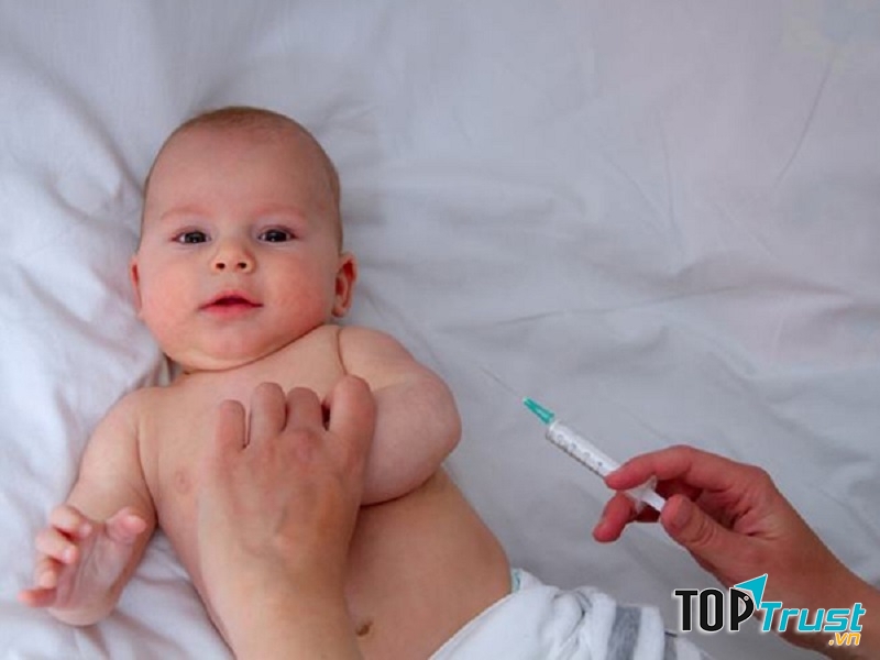Tiêm phòng viêm gan A cho bé.