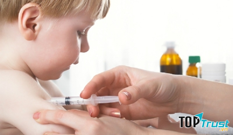 Trẻ được tiêm phòng viêm an B đúng định kỳ.