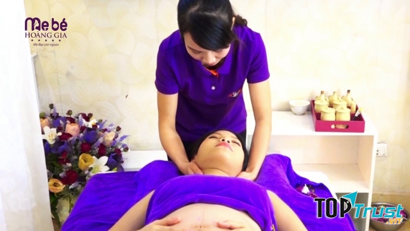 Massage giúp mẹ sau sinh thư giãn