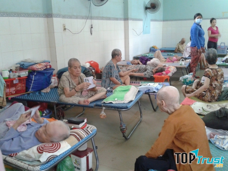 Thăm các cụ già chùa Lâm Quang