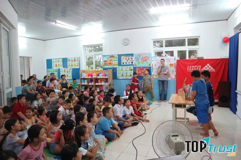 Lễ  tổng kết chương trình học kè của học sinh tiểu học tại Viện Pháp tại Đà Nẵng.