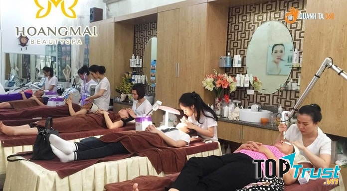 Đội ngũ nhân viên đang chăm sóc làm đẹp cho khách hàng