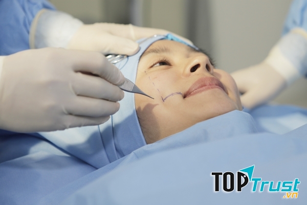 Một bước trong quy trình tạo má lúm tại TMV Nhật Hàn