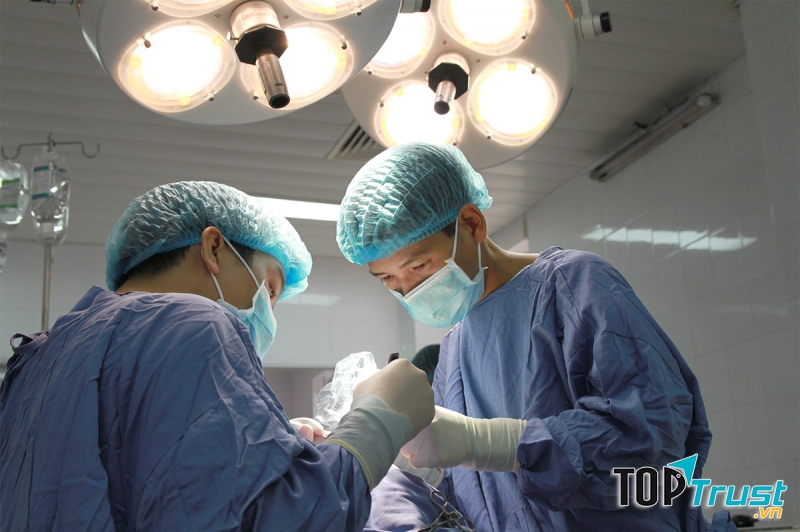 ThS.BS. Trần Thiện Nhân trực tiếp thực hiện phẫu thuật cho khách hàng