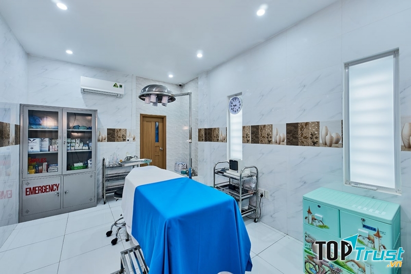 Phòng mổ vô trùng, được trang bị máy móc hiện đại tại Viện thẩm mỹ Thiện Nhân