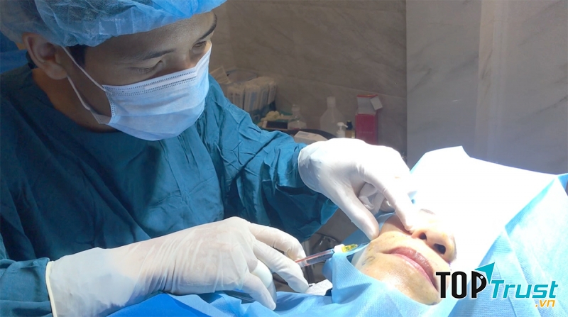 Thạc sĩ, Bác sĩ Trần Thiện Nhân trực tiếp tiêm filler – botox cho khách hàng