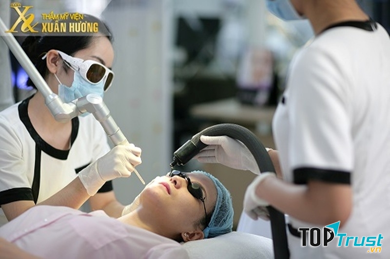 Một khách hàng đang làm dịch vụ Tẩy nốt ruồi bằng công nghệ  CO2 tại Thẩm mỹ viện Xuân Hương