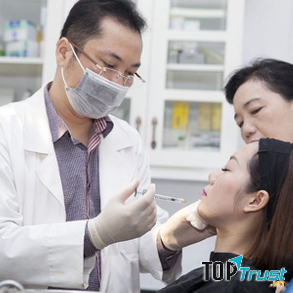 Bác sĩ Hải Lê khám và điều trị căng da cho bệnh nhân