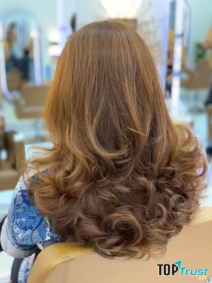 Mẫu tóc đẹp phù hợp với dáng người và khuôn mặt của khách hàng