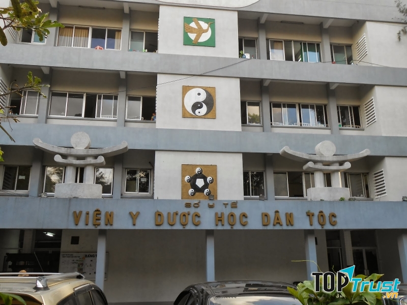 Viện Y Dược học Dân tộc thành phố Hồ Chí Minh là đơn vị phụ trách đầu ngành khám, chữa bệnh bằng y, dược học cổ truyền.
