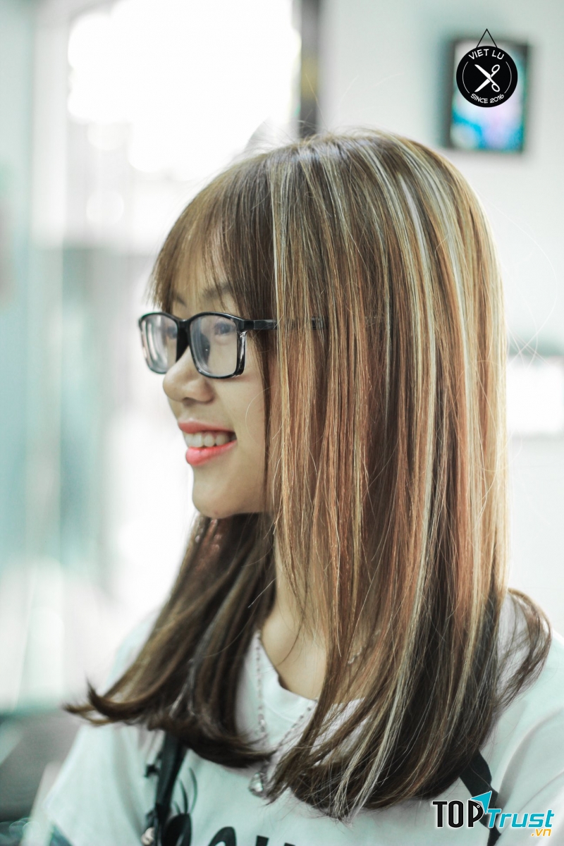 Ngoài cắt tóc nam còn cắt cả tóc nữ