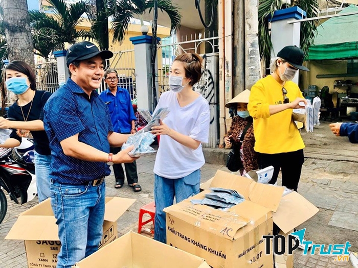 Việt Nam là nước mà khẩu trang khan hiếm không có bán ở các cửa hàng thuốc, nhưng lại có khẩu trang miễn phí phát cho người dân.