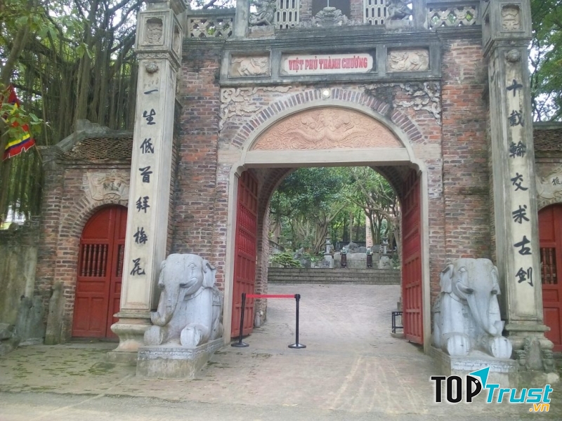 Cổng vào Việt Phủ mang đậm kiến trúc cổ thời xưa