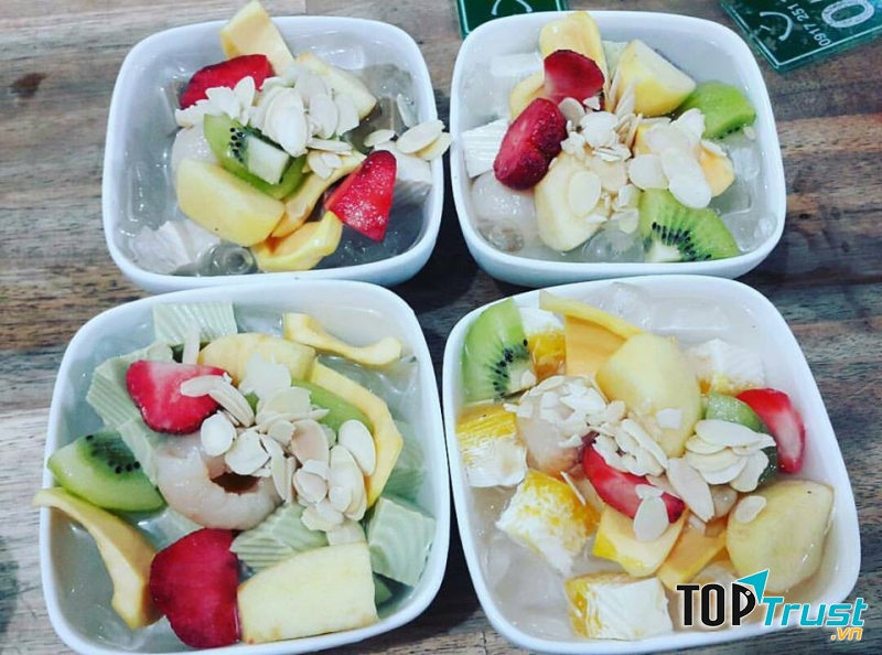Bạn có thể gọi kèm topping như hoa quả, mít, phô mai