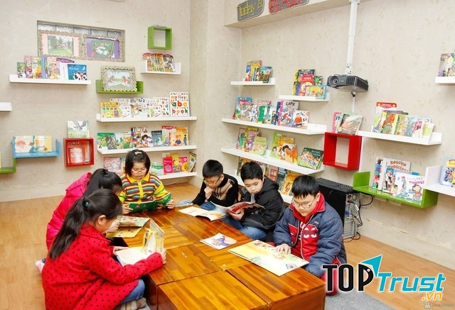 Các em học sinh say sưa học bài tại trung tâm Vietlish