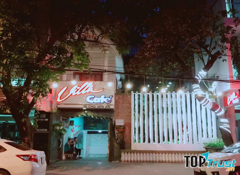 Villa Cafe nếu nhìn từ ngoài vào thật giống như một ngôi biệt thự